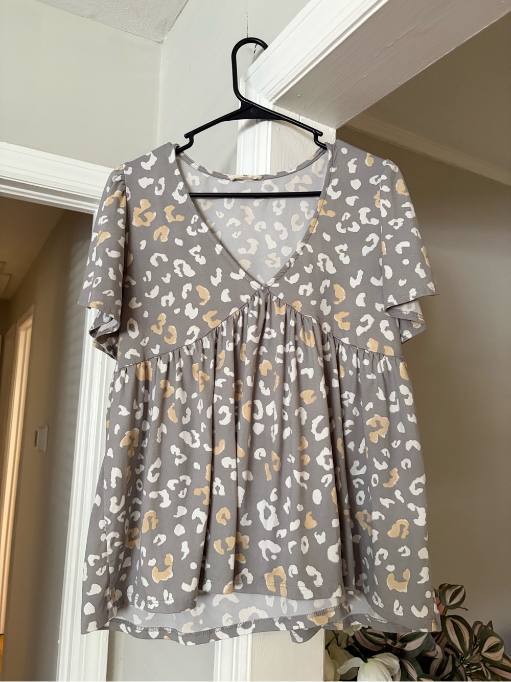 Entro Gray Leopard Print Babydoll Blouse Small